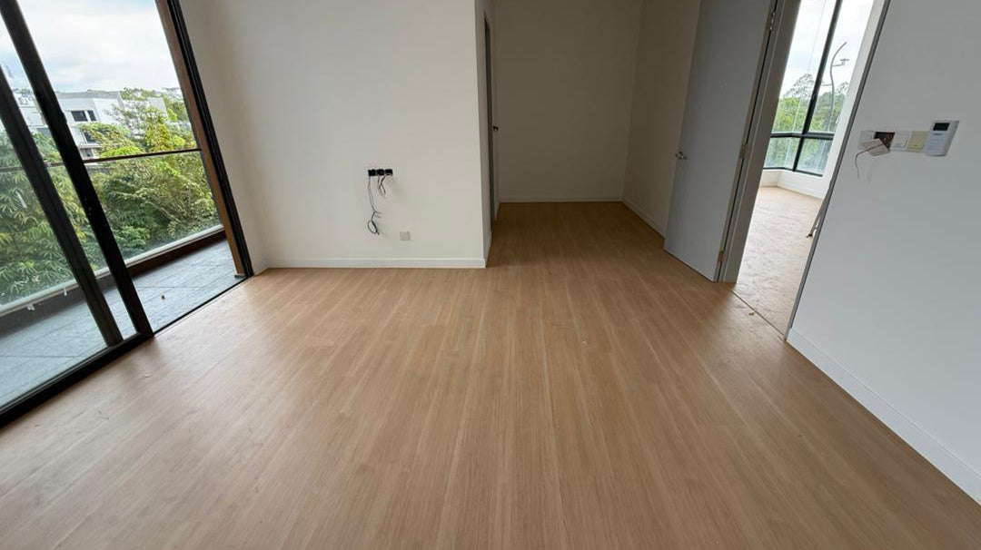SPC click flooring planks with wood-grain finish